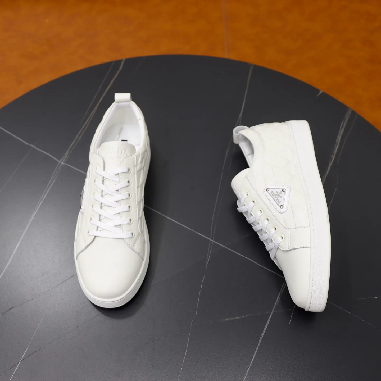 Ex-factory price: 420💰🙅‍♂️🙅‍♂️🙅‍♂️ Brand: PRADA Standard code: 38-44 (45 customized) Grade: Same as the official website Material: Original leather splicing Comfortable and breathable sheepskin lining Original wear-resistant outsole Style category: Men's fashion casual shoes Running sports shoes Distinguished luxury brand elements Top luxury Color: actual picture color